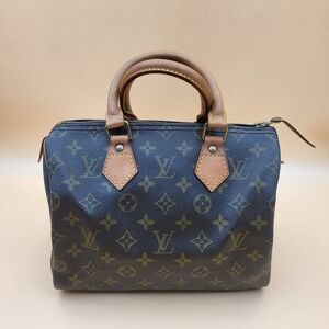 Louis Vuitton Monogram Canvas Speedy 25 Handbag.. Authentic !!!